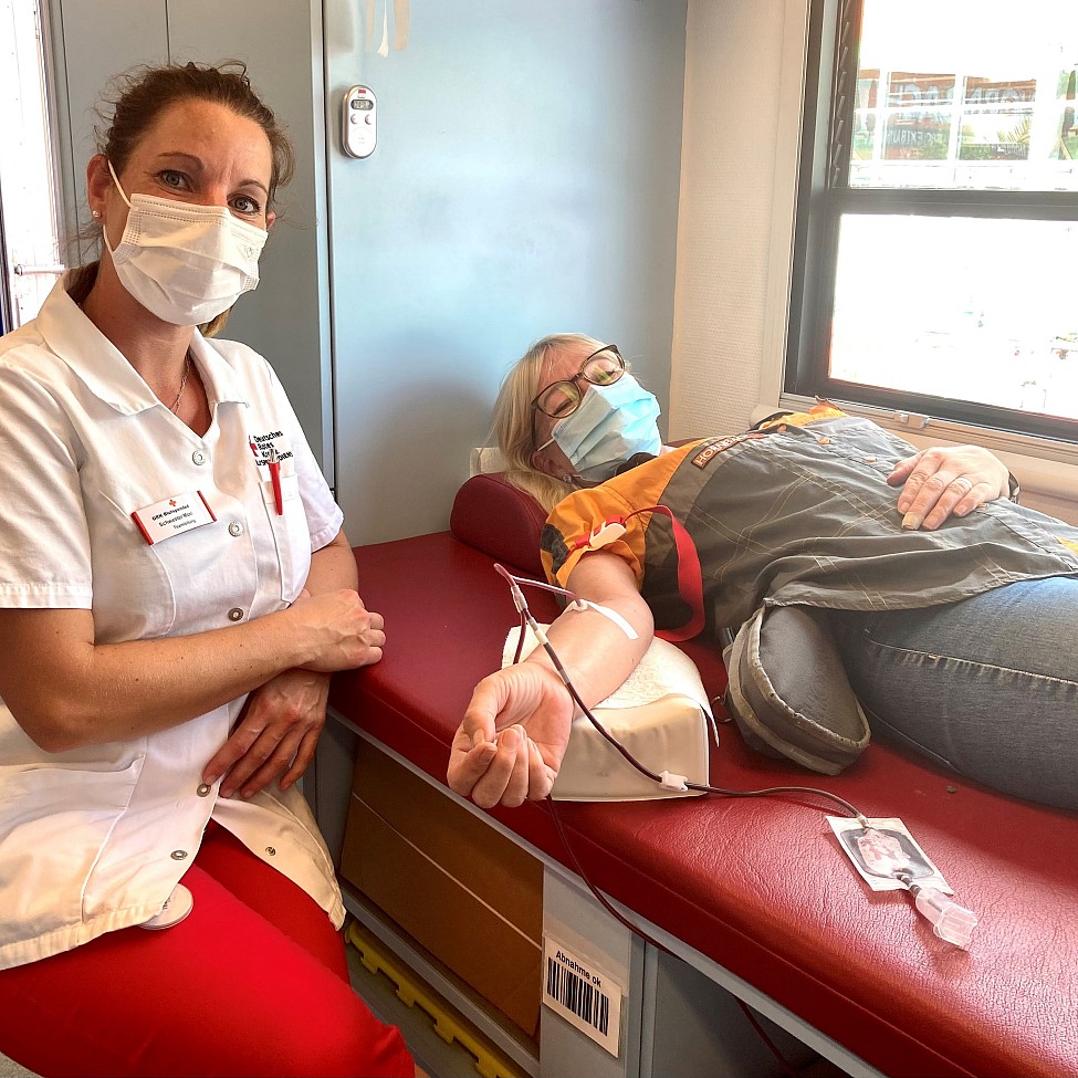 Schwester Monique vom DRK-Blutspendedienst Nord-Ost betreut als Teamleiterin die Erstspende von Martina Samel