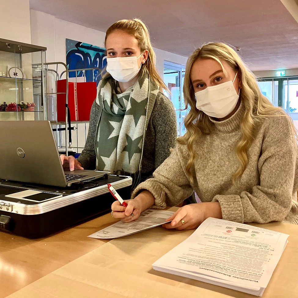 Sophie Willer und Carolin Molt empfingen die Spender in der Schule am Burgfeld