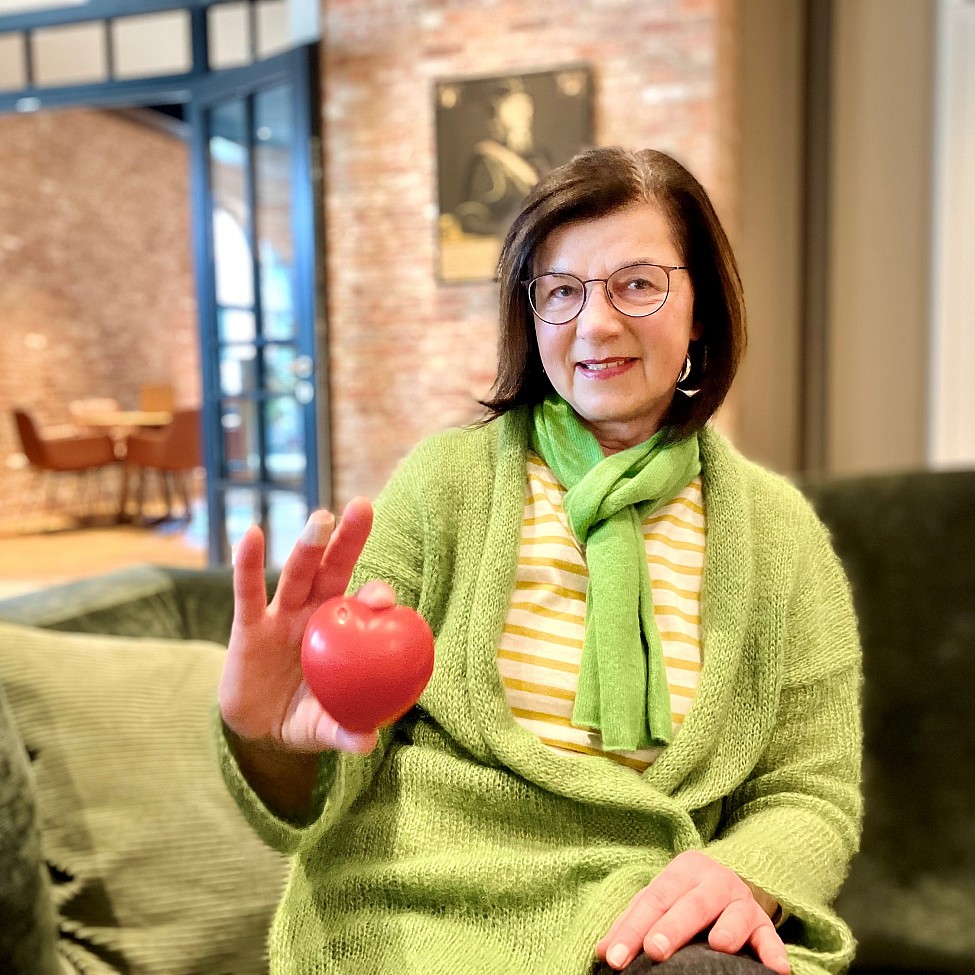 Blutspenderin Birgitt Stahl-Goldstein entspannte nach der Blutspende in der Hotel-Lobby