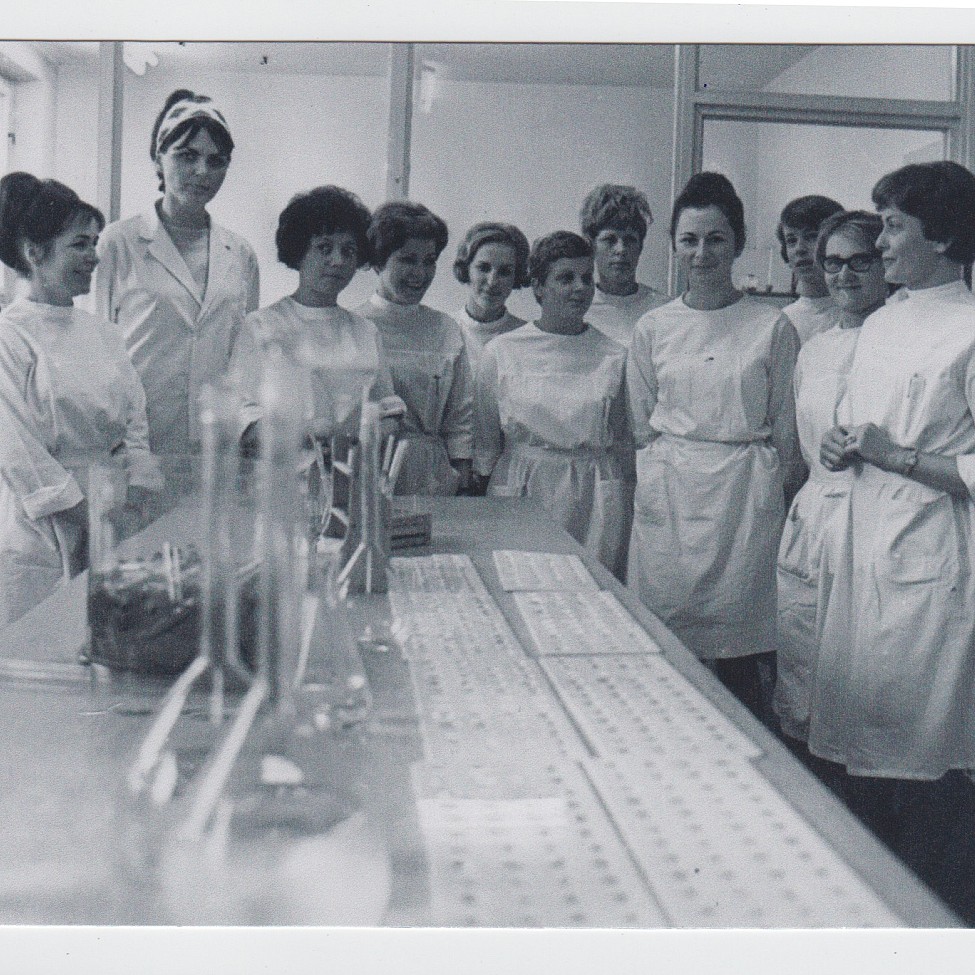 Blick in die Laborabteilung 1964 - DRK-Blutspende