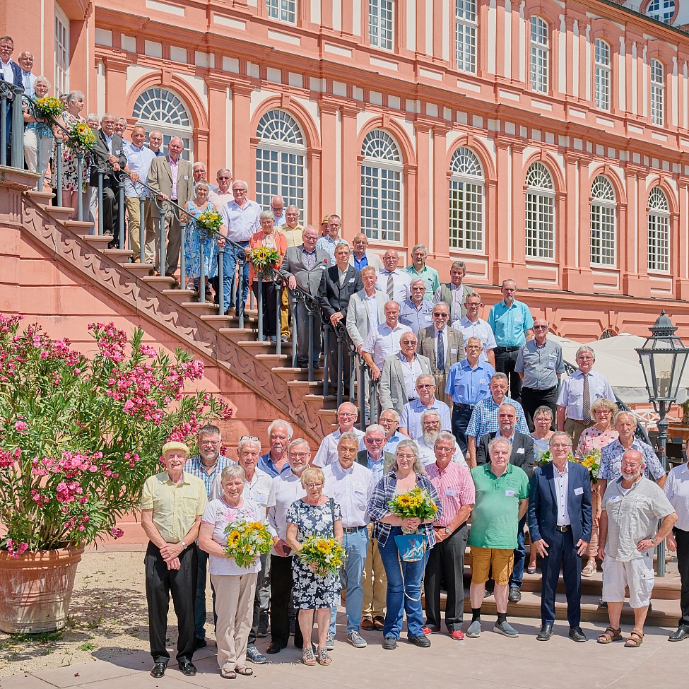 Gruppenbild vor dem Schloss