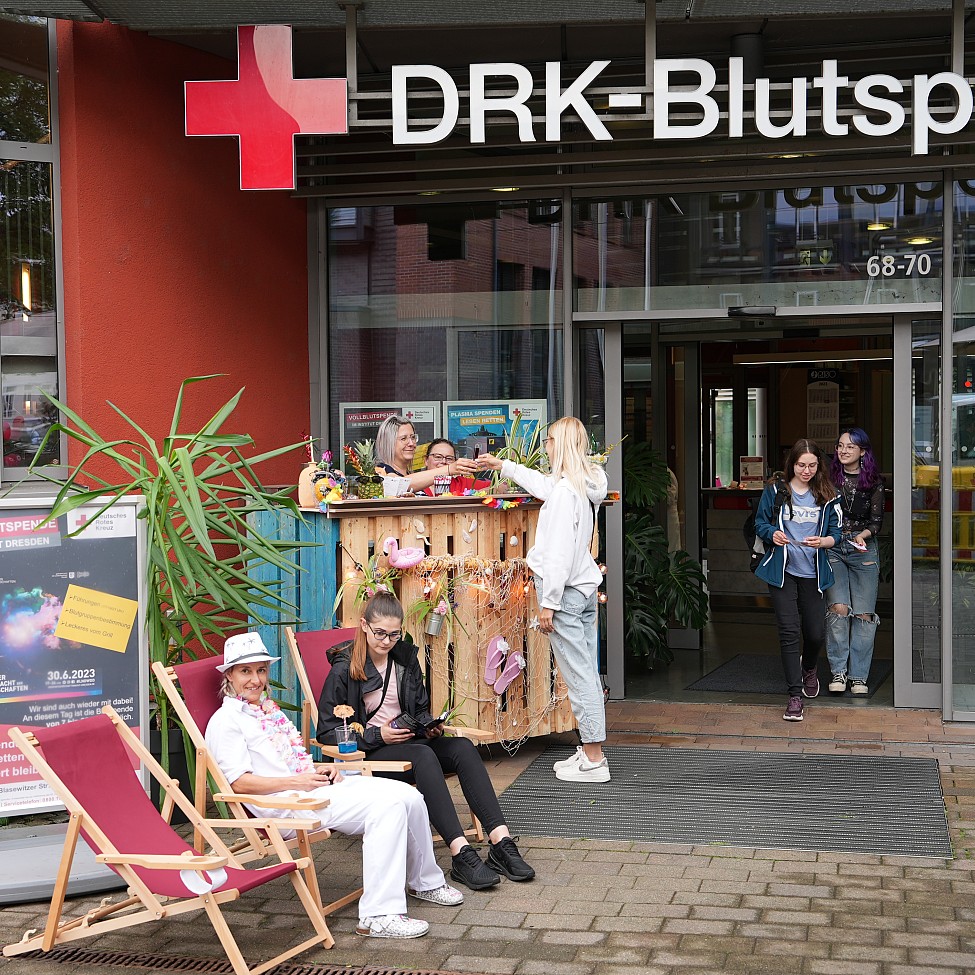 Eingang zum DRK-Blutspendedienst Nord-Ost in Dresden