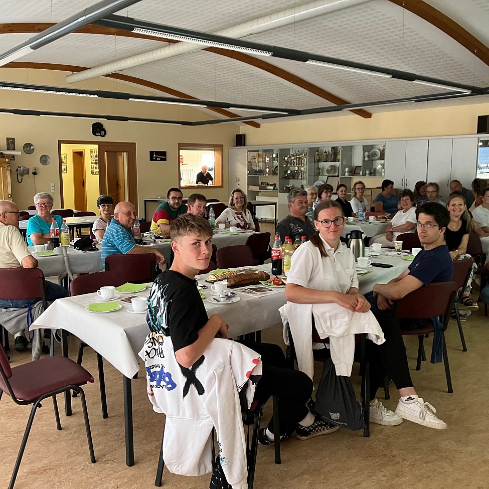 Gruppenbild von ehrenamtlichen Helferinnen und Helfern und den Referenten bei der Helferschulung in Hohenstein-Ernsthal