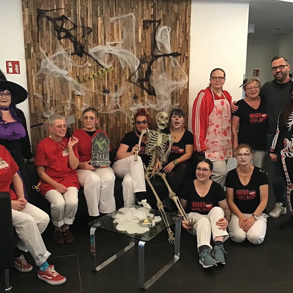 Das Team vom Insitut für Transfusionmedizin in Chemnitz mit Halloween-Kostümen