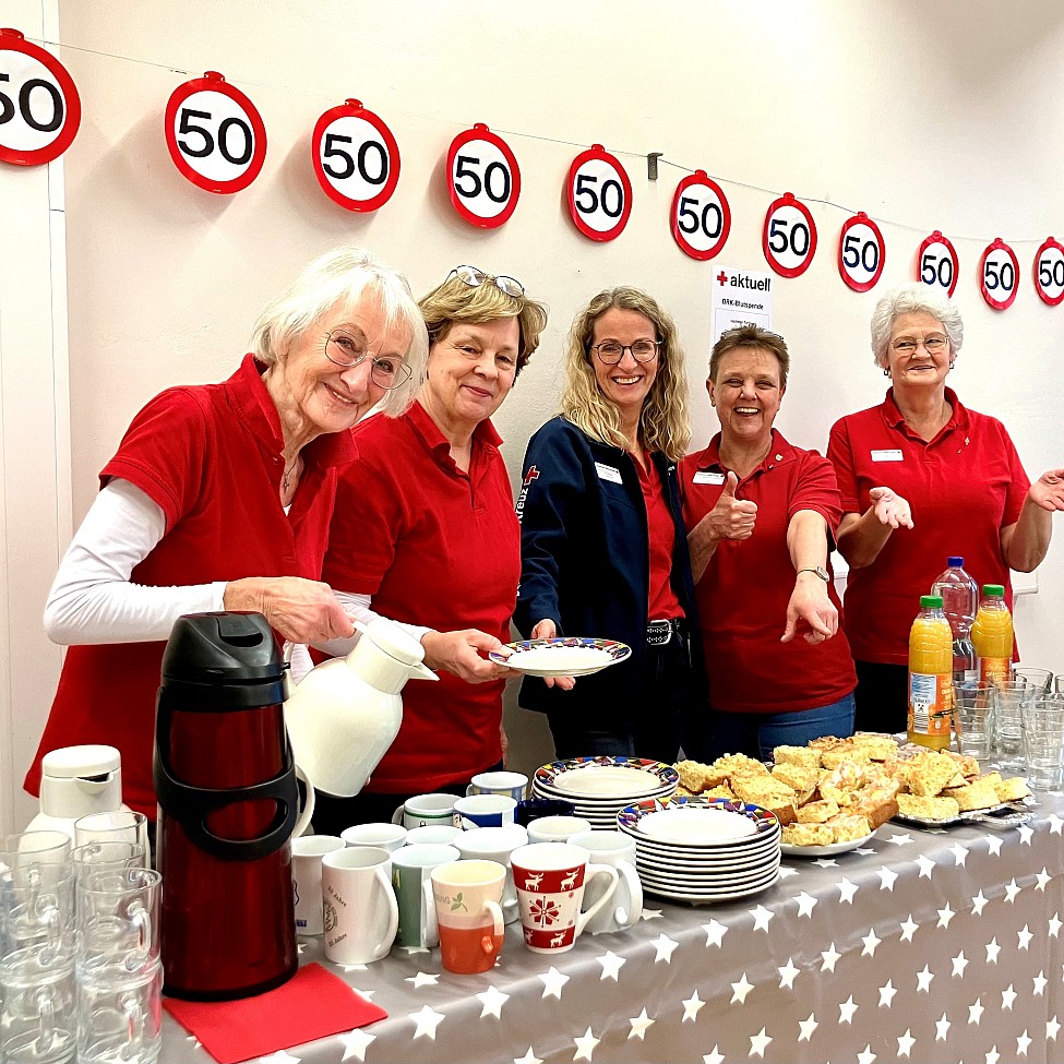 gruppenbild-ehrenamt-team-imbiss-verpflegung-spenderverpflegung