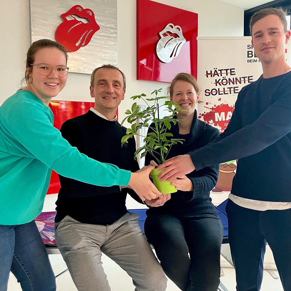 gruppenbild-unichallenge-blutspende-pflanze