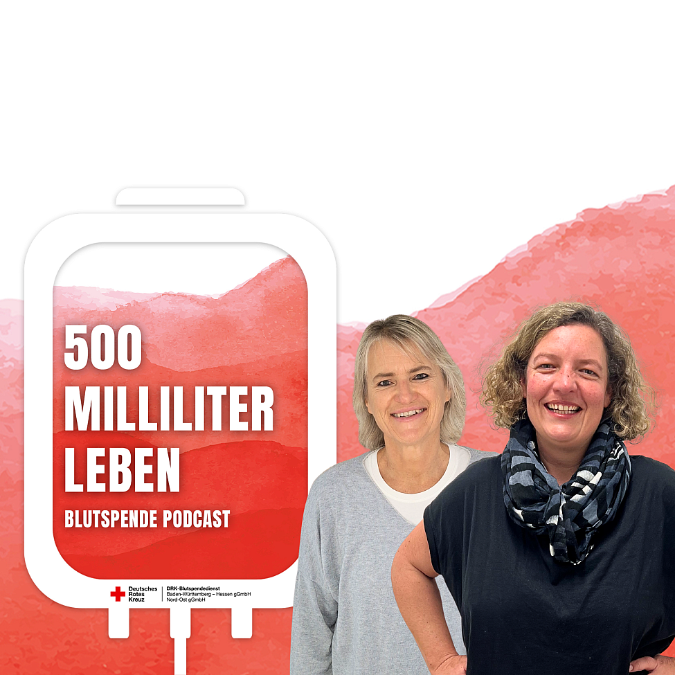 Zwei Frauen lächeln in die Kamera