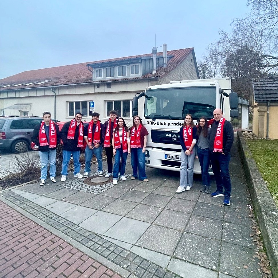gruppe-gruppenbild-aussen-fahrzeug