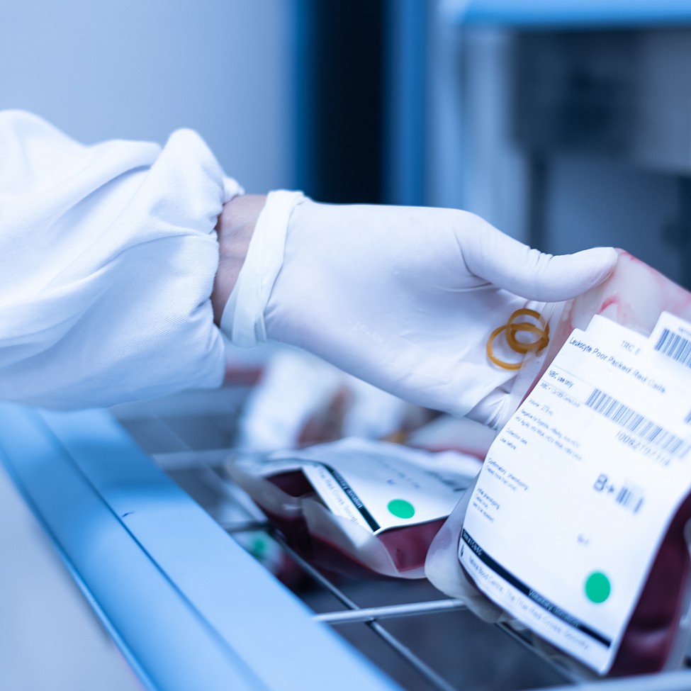 vsa-vertraulicher-selbstausschluss-blutspende-hand-roehrchen-labor-blutbank