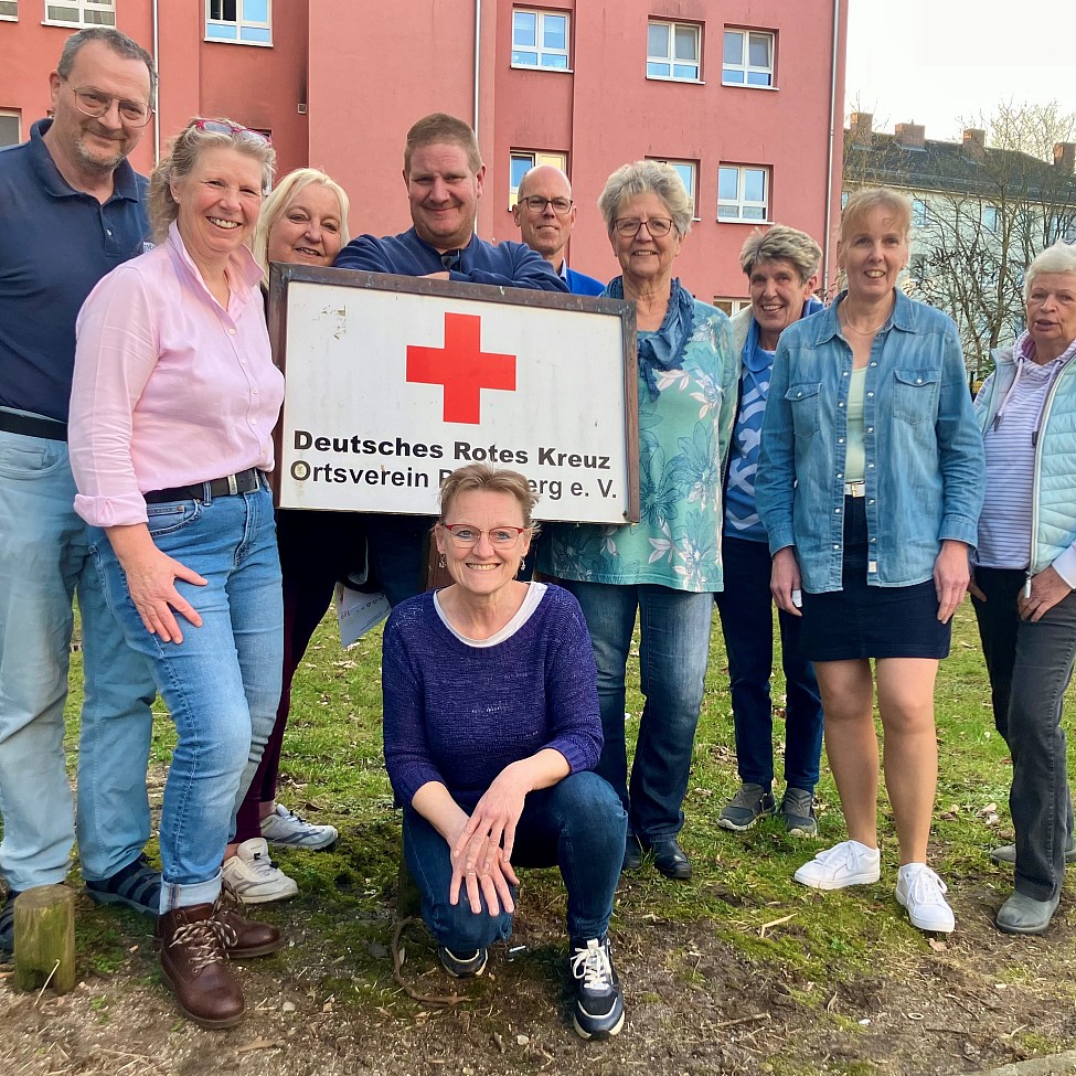 gruppenfoto-helfer-helferinnen-helferschulung-team-ehrenamt