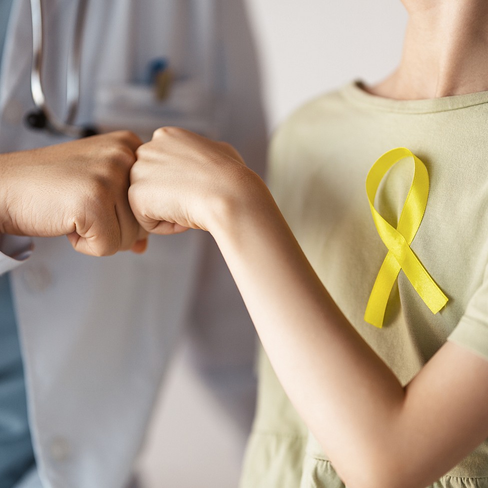 symbolfoto-arme-kind-arzt-goldene-schleife