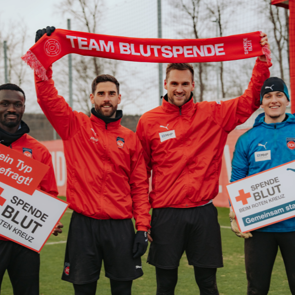 Die Spieler des 1. FC Heidenheims verbreiten die Botschaft der Blutspende