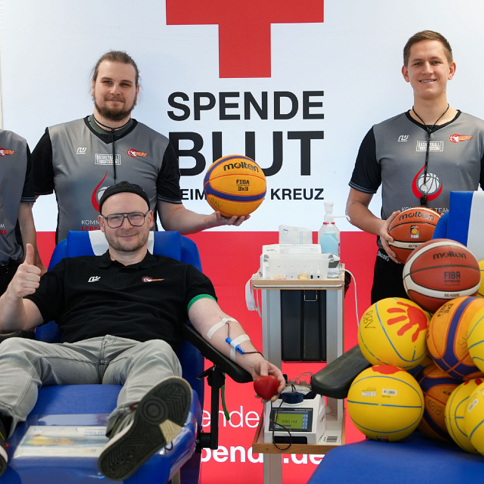 Ein Mitglied des Brandenburgischen Basketballverbands bei der Blutspende 
