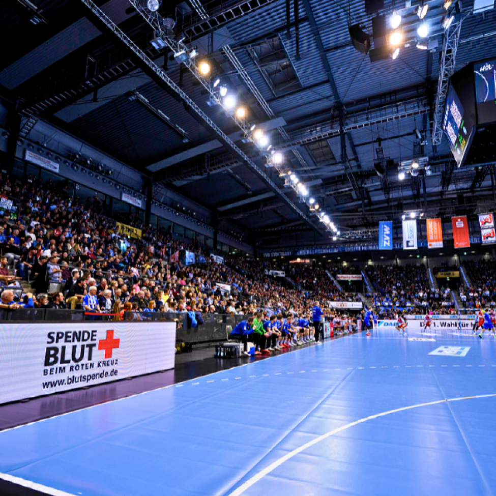 Die volle Halle des TVB Stuttgart mit der Bandenwerbung des DRK Blutspendedienstes 