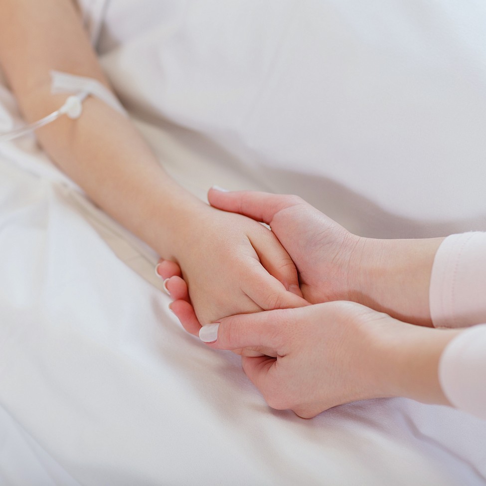 hände-patient-kind-mutter-händehalten