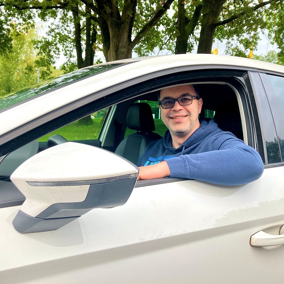 autofahrer-sitzt im fahrzeug-fahrsicherheitstraining-boksee