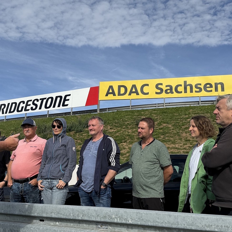 gruppe-gruppenfoto-fahrsicherheitstraining-sachsenring